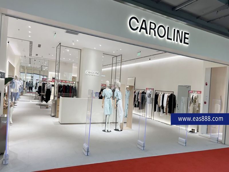 CAROLINE 衣料品店が Cubic Beauty 衣類盗難防止装置 AM9800 を導入