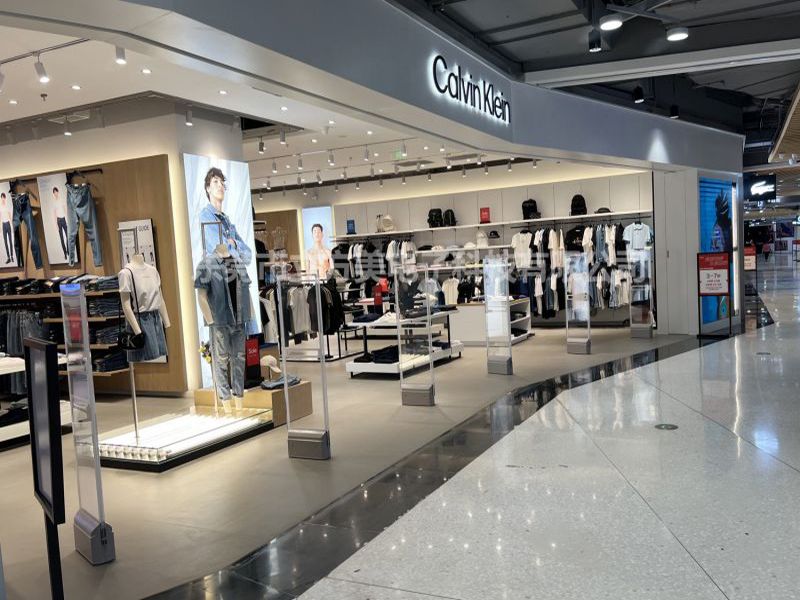 Calvin Klein 衣料品店が Cubic Beauty 衣類イモビライザー AM7806 を設置