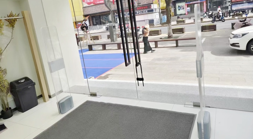 AM&RFID デュアル周波数: 衣料品小売業界向けのインテリジェントなセキュリティ。